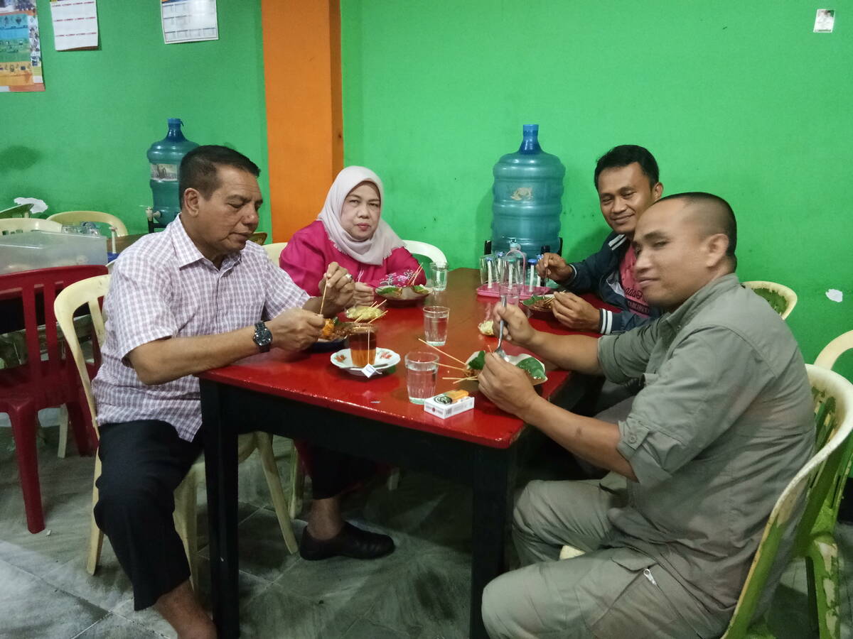 Hj. Esrita dan H.Usman Ermulan, Gemar Masakan dan Sate Padang