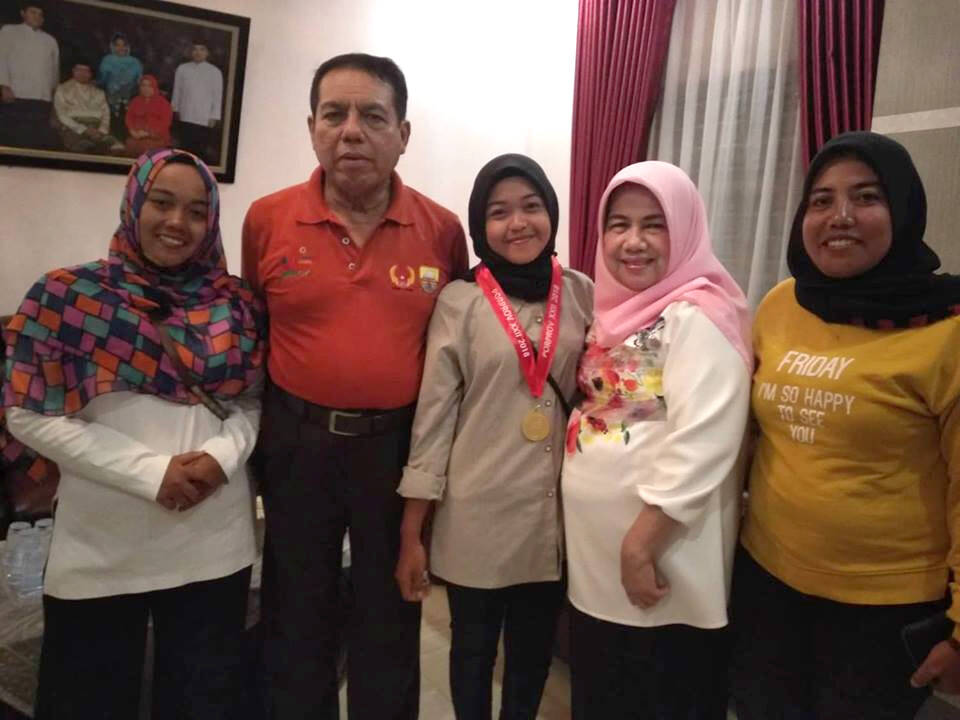 Hj Esrita Usman Jamu Atlet Peraih Medali Porprov