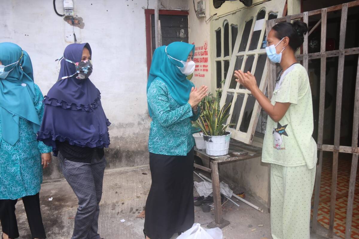 Hj Hesnidar Berikan Bantuan Langsung ke Warga Sekitar Rumah Dinas
