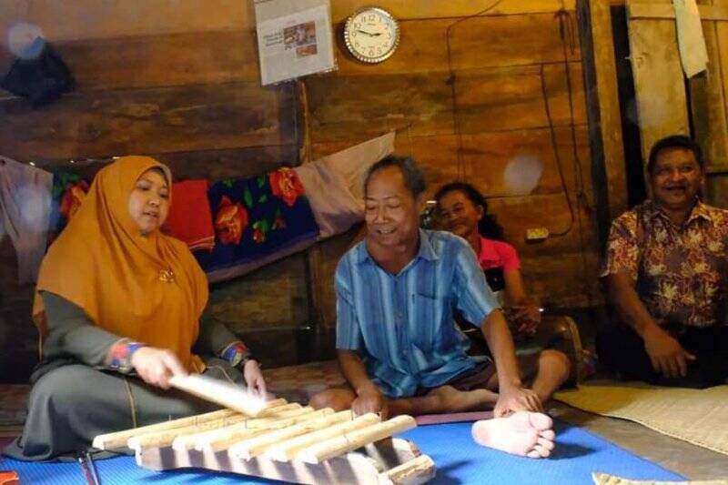 Hj Masnah Jenguk Seniman Jambi Yang Berjuang Melawan Tumor