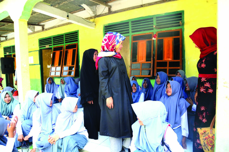 Hj.Wirda Silahturrahmi ke Ponpes Al-hidayah, Beri Motivasi Siswa – Siswi Giat Belajar
