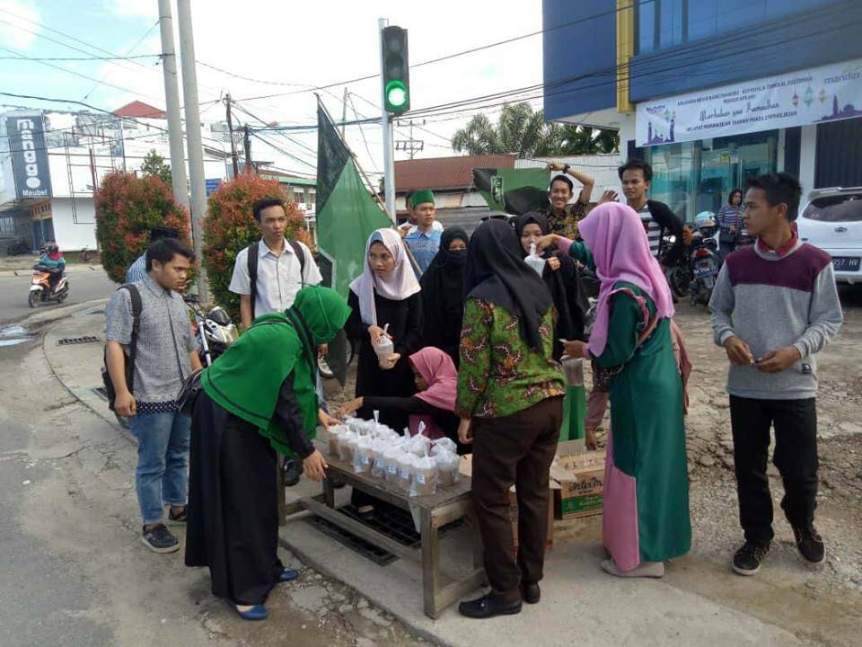 HMI Tanjabbar Bagi-Bagi Takjil Di Jalan