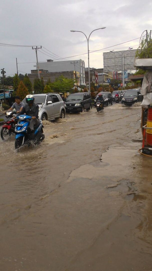 Hujan Deras, Sejumlah Jalan di Kota Jambi Tergenang