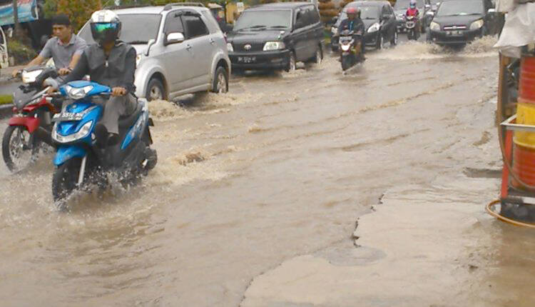 Hujan Guyur Kota Jambi, Sejumlah Ruas Jalan Tergenang Air