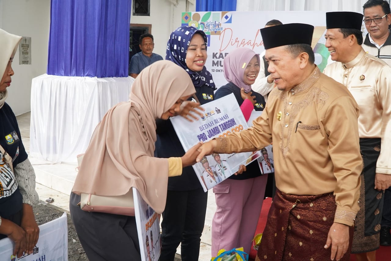 HUT ke-26 Muaro Jambi, Puluhan Warga Dapat Kado Bedah Rumah dari Gubernur 