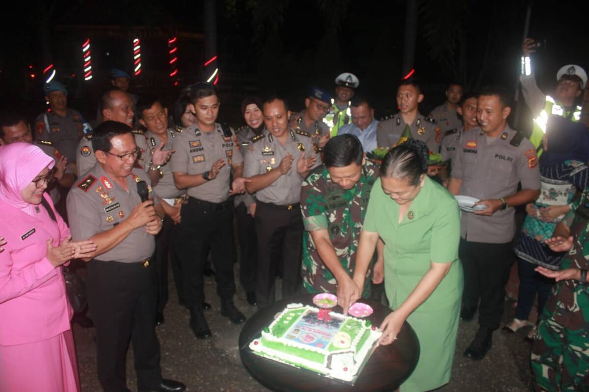 HUT TNI ke 74, Kapolda Jambi Beri Kejutan Kepada Danrem 042/Gapu