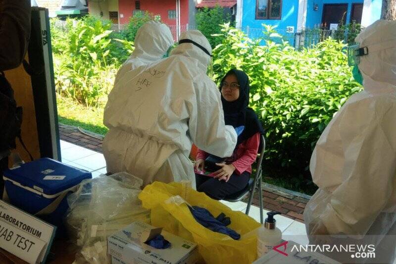 Ibu Hamil Diuji Swab Sebagai Syarat Persalinan