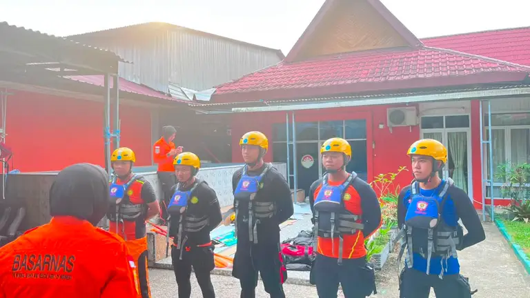 Mobil Travel Padang-Jambi Jatuh ke Sungai Batanghari