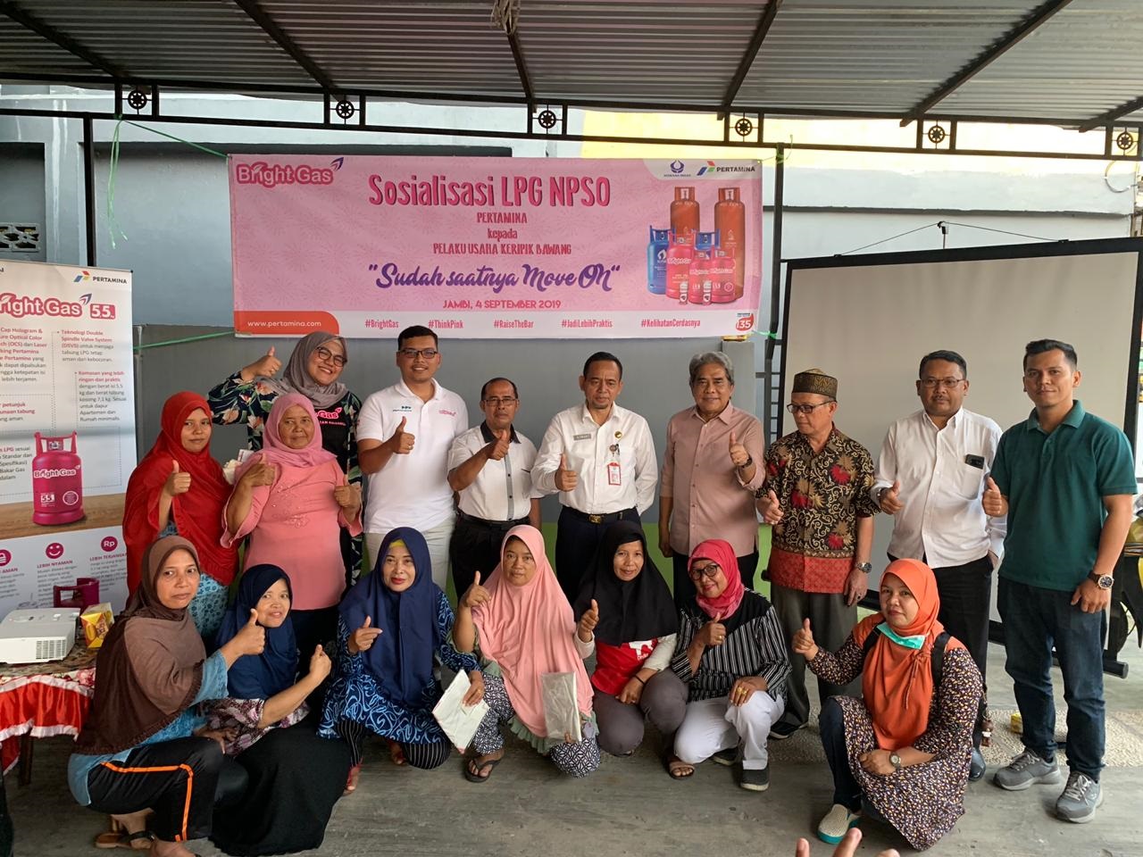 Indah Usman Bagikan Souvenir dan Voucher Dihari Pelangggan Nasional