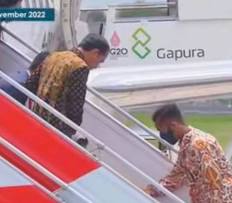 Iriana Jokowi Terpeleset hingga Terduduk di Tangga Pesawat Kepresidenan
