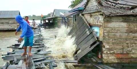 Isi Rumah Warga Desa Air Hitam Hanyut ke Tengah Laut