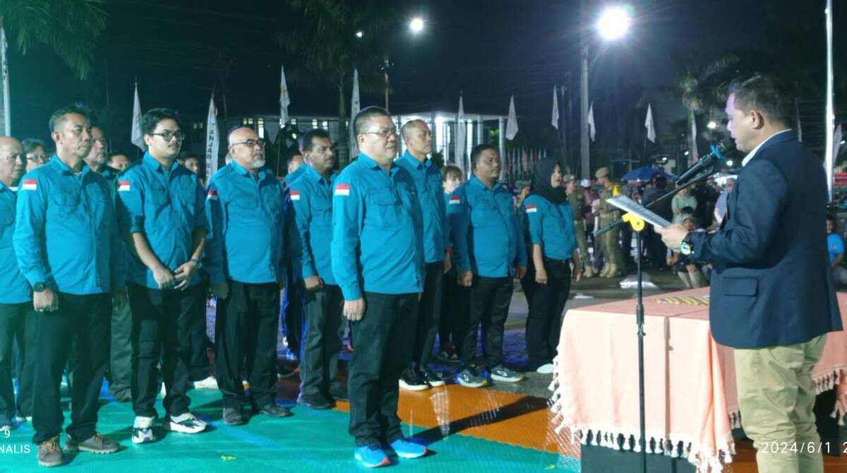 Jadi Tontonan Orang di Alun-alun Paduka Rajo Laksamano, Budi Setiawan Lantik Pengurus KONI Malam Hari