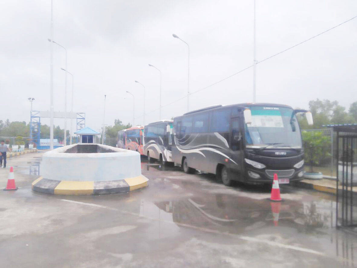 Jadwal Molor, Penumpang Kapal Roro Terlantar