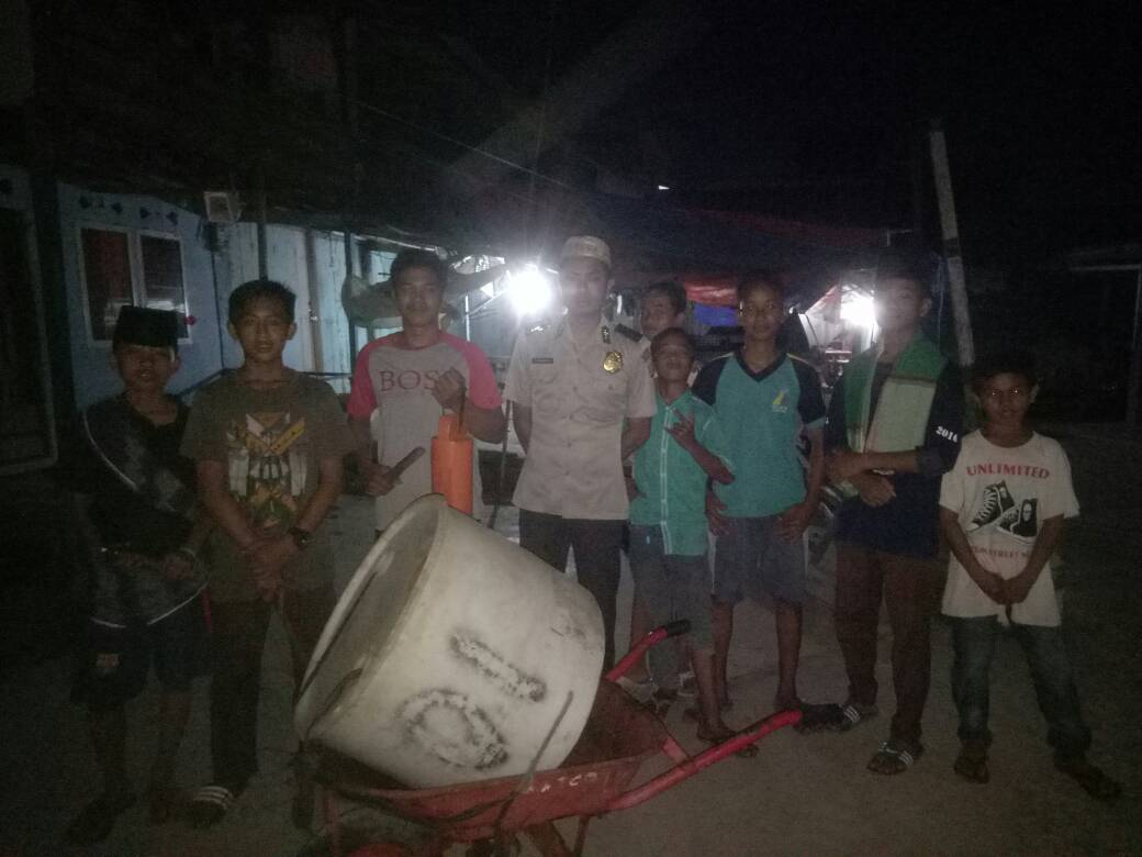 Jajaran Polsek Sadu Aktifkan Patroli dan Bangunkan Masyarakat Untuk Sahur