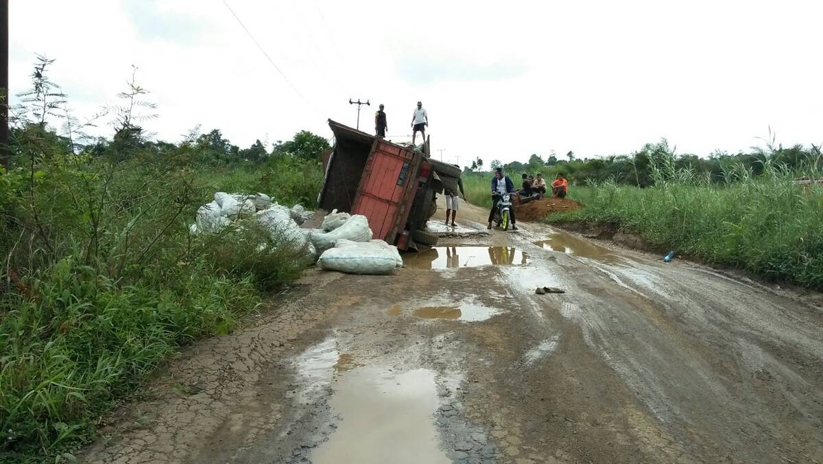 Jalan Berlobang, Truk Kopra Terbalik