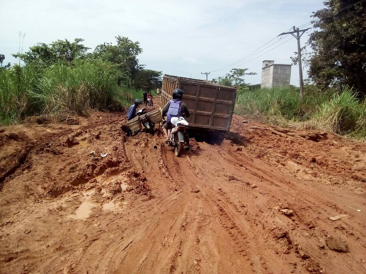 Jalan di Desa Pulo Tigo Memprihatinkan