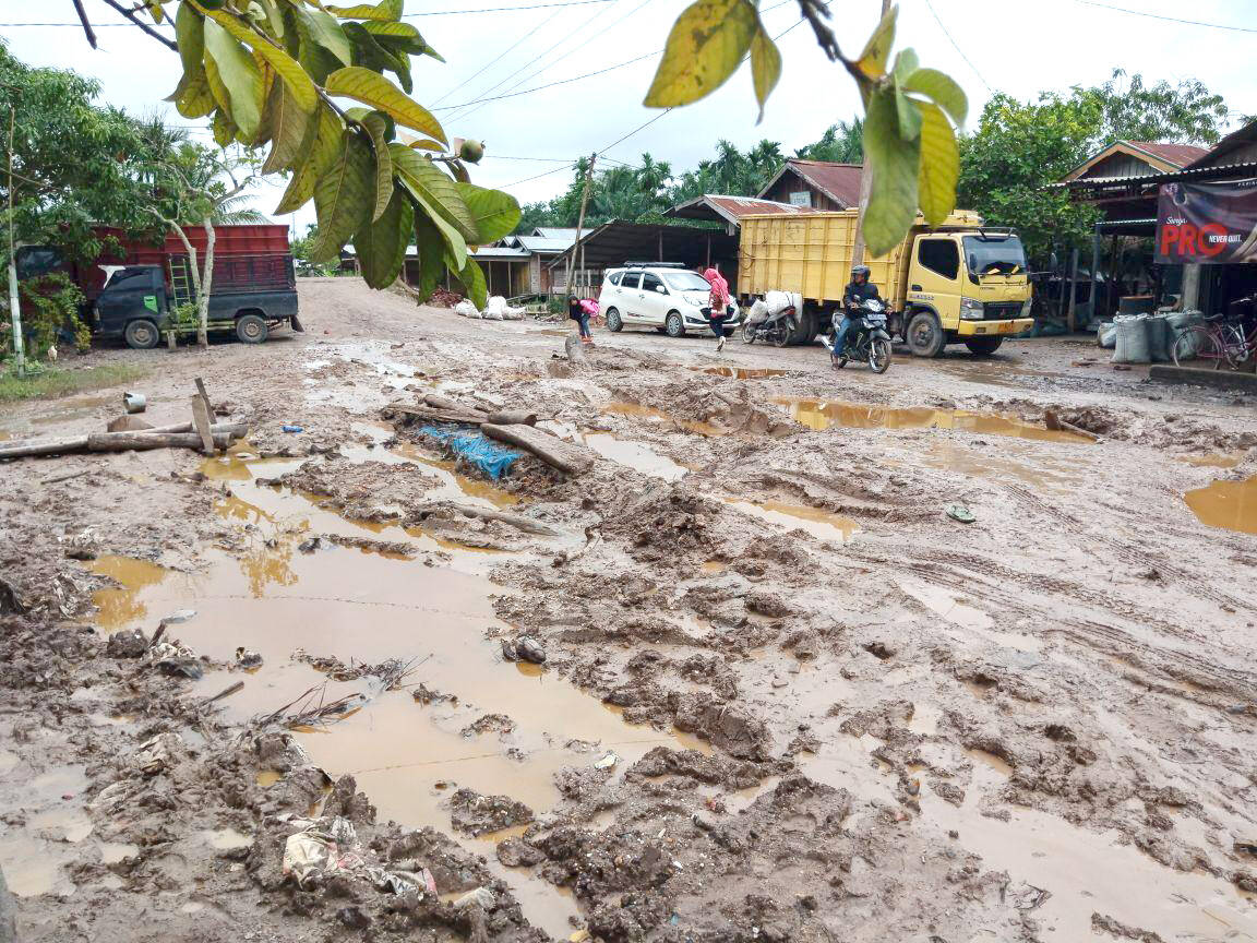 “Jalan Hancur” Warnai Pergantian Tahun Baru di Pengabuan