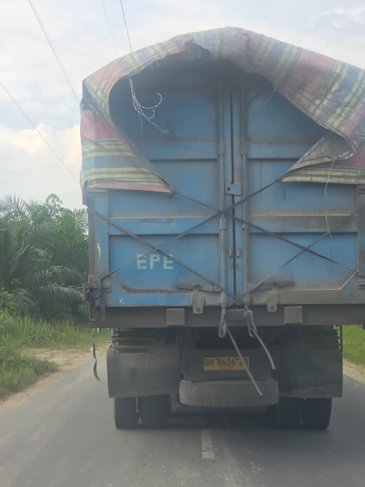 Jalan Kabupaten di Siak Empat Tahun Rusak Parah, Warga Gotoroyong Lakukan Perbaikan