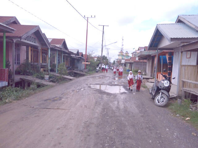 Jalan Kampung Nelayan Butuh Perhatian
