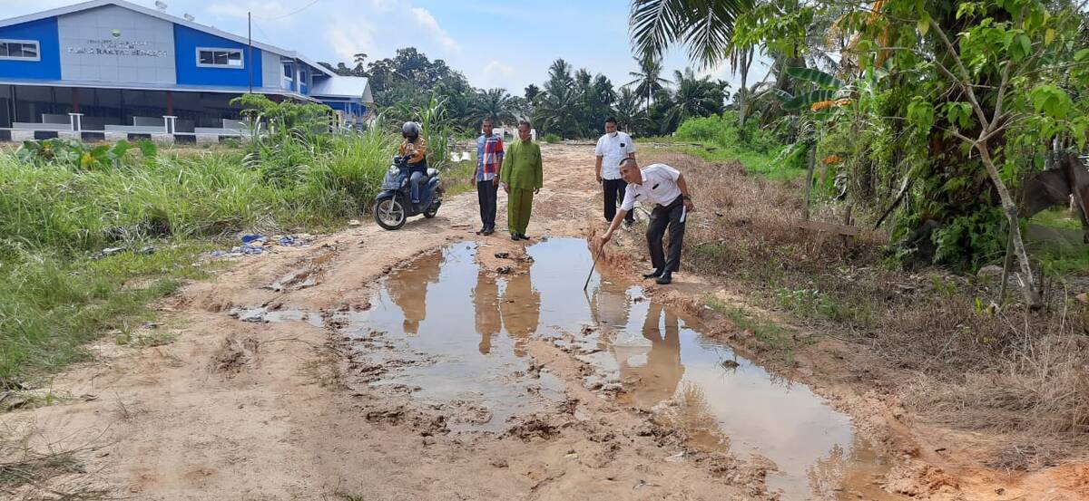 Jalan ke Pasar Sengeti Buruk