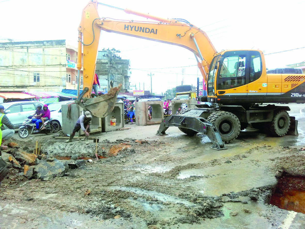 Jalan Macet Akibat Pengalian Drainase