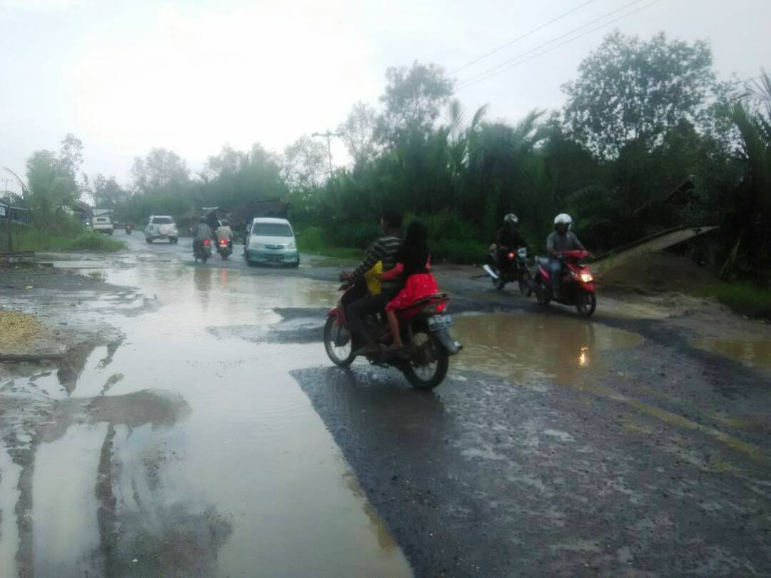 Jalan Nasional di Pembengis Rusak