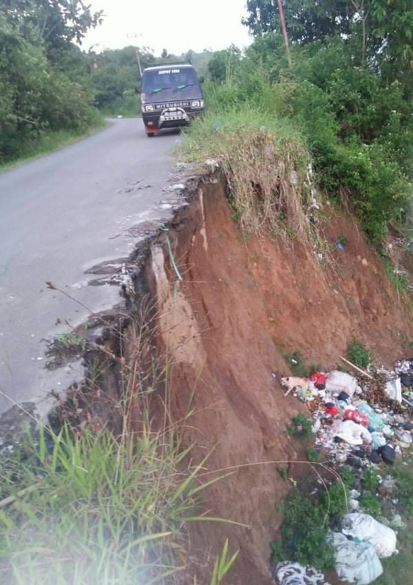 Jalan Penghubung Antar Desa Kerinci Ambruk