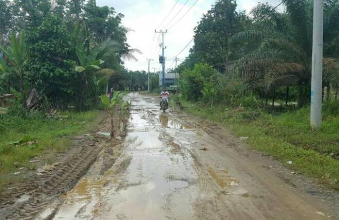 Jalan Penghubung Tiga Desa Memprihatinkan