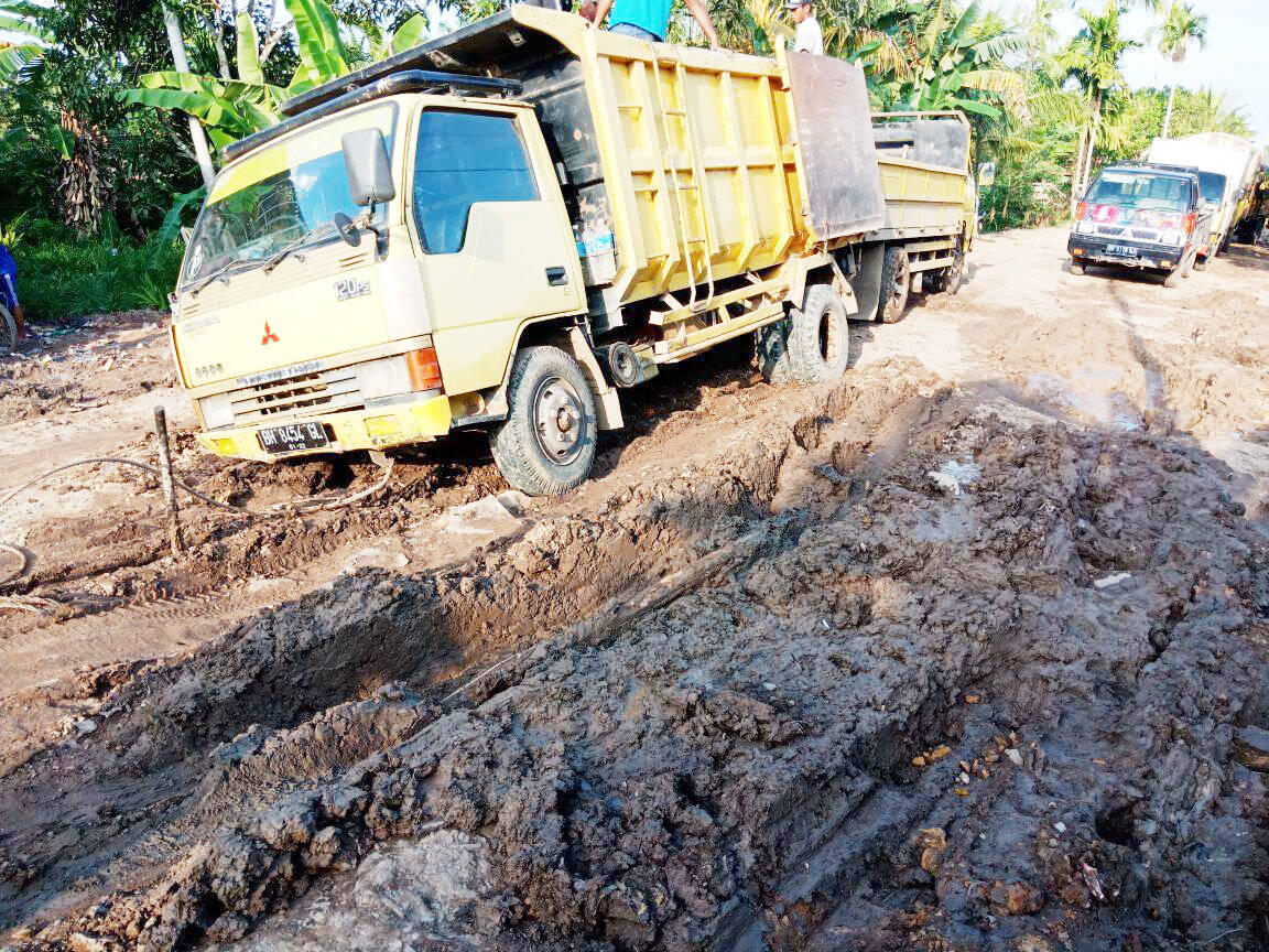 Jalan Provinsi di Pengabuan Memprihatinkan