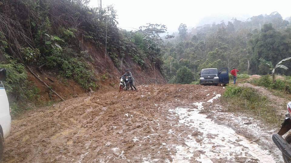 Jalan Renah Pemetik Rusak Parah
