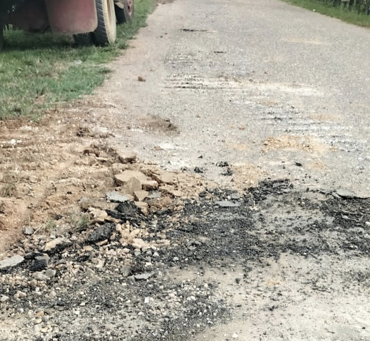 Jalan Simpang Mersam Dilintasi Excavator, Sekarang Rusak 30 Meter, Kadis PUTR Batang Hari Naik Darah