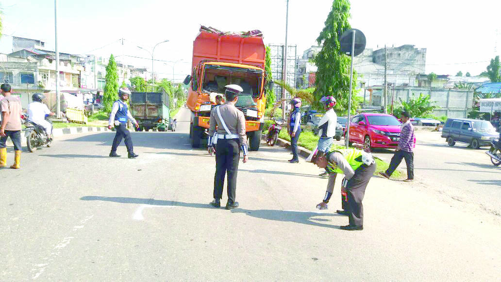 Jarak Terlalu Dekat, Dump Truck Fuso Tabrak Dump Truck Hino