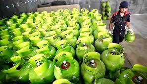 Jelang Lebaran, Warga Ramai Datangi Pengkalan Gas 3 Kg