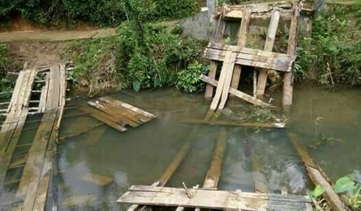 Jembatan Ambruk, Warga Nyebrang Gunakan Rakit