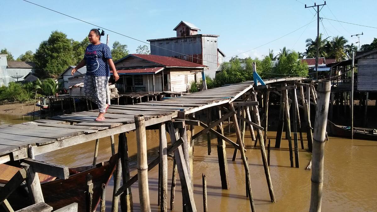 Jembatan Bergoyang Ditutup Warga