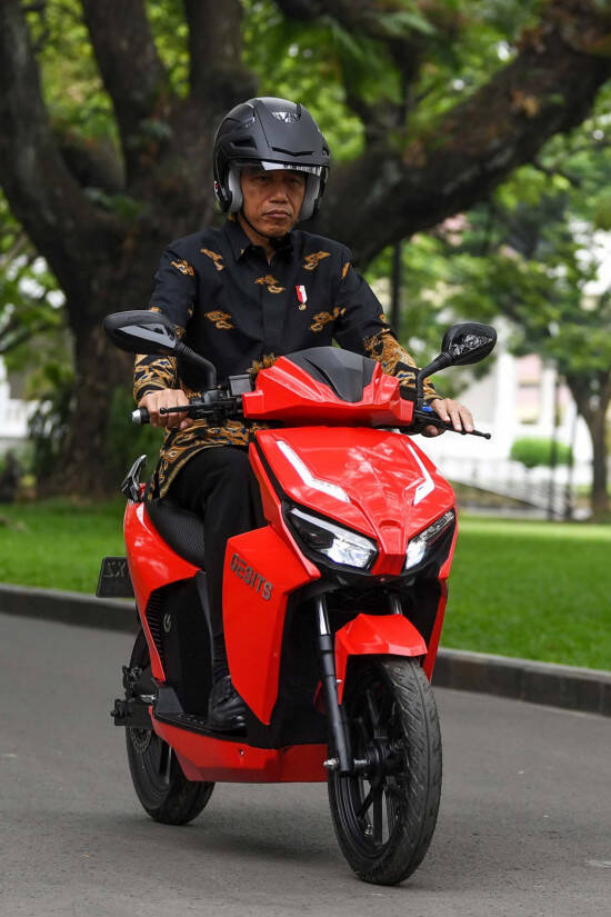 Jokowi dan Menteri Kominfo Divonis Bersalah Blokir Internet Papua