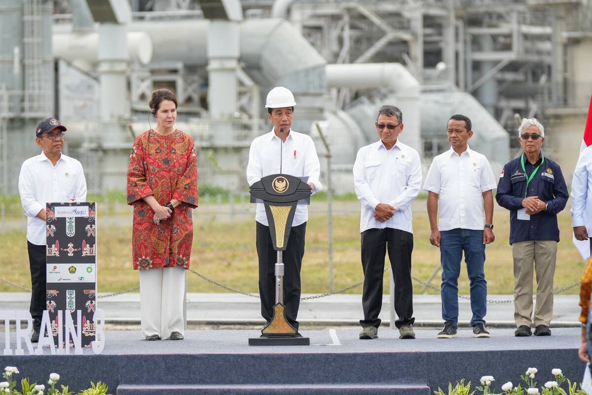 Jokowi Resmikan Proyek Tangguh Train 3 dan Ground Breaking Proyek UCC, AKM dan Blue Amonia di Papua Barat