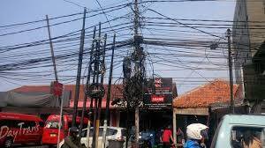 Kabel Milik PLN Semrawut