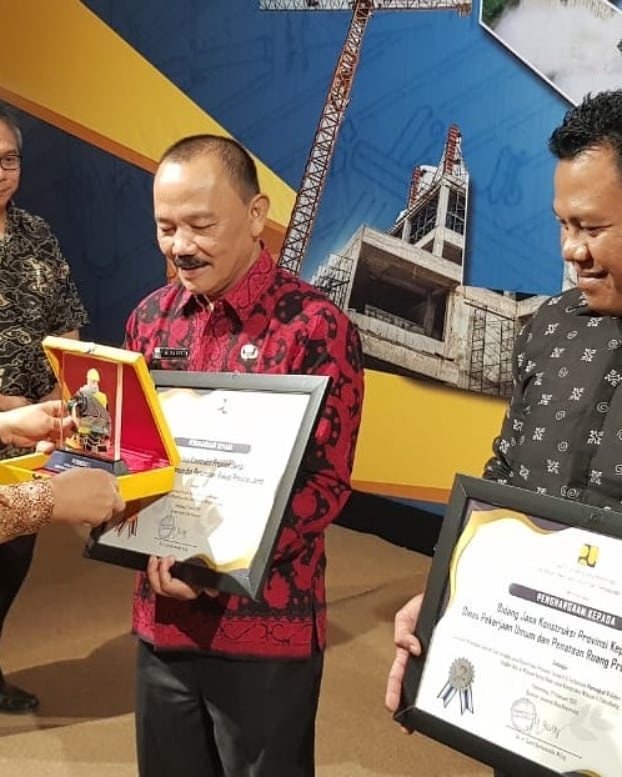 Kadis PUPR Provinsi Jambi Terima Penghargaan Jasa Kontruksi