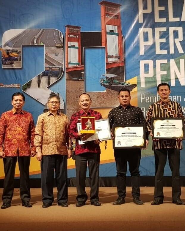 Kadis PUPR Provinsi Jambi Terima Penghargaan Jasa Kontruksi