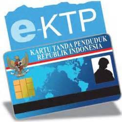 Kadisdukcapil Turun Langsung Serahkan KTP-El Ke Warga