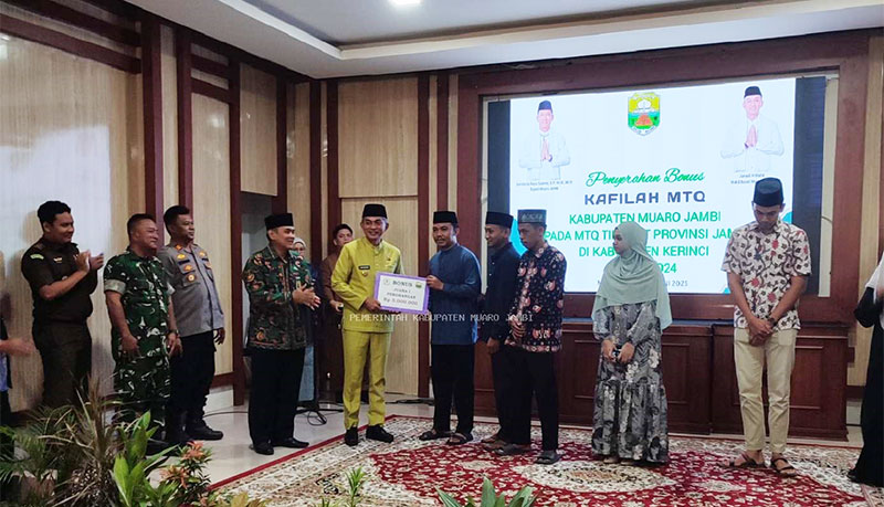 Kafilah dan Pembina Muaro Jambi Juara II MTQ Tingkat Provinsi Terima Bonus