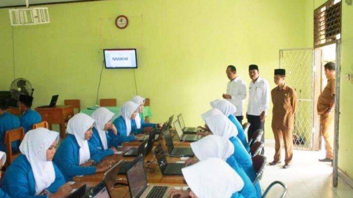 Kakanwil Kemenag Jambi Pantau UNBK Man Di Batanghari