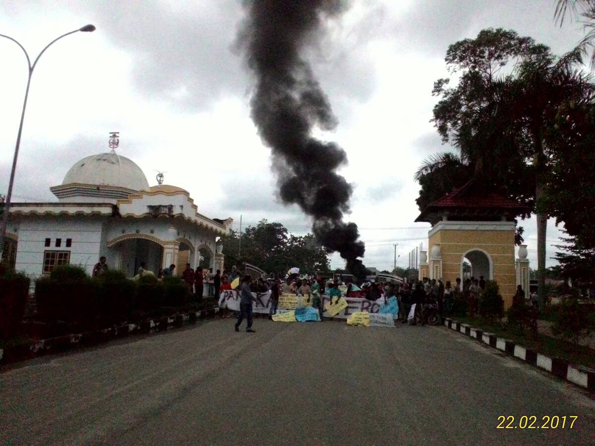 Kantor Bupati Tebo Dikepung Ribuan Massa