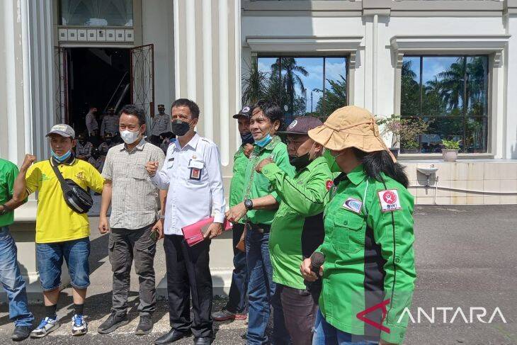 Kantor DPRD Provinsi Jambi Didatangi Buruh, Minta Cabut Peraturan JHT
