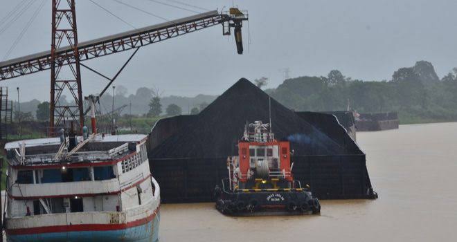 Kapal Tongkang Batu Bara Dilarang Melintasi Sungai Batanghari, Terlanjur Beroperasi Ditunggu Sampai Minggu