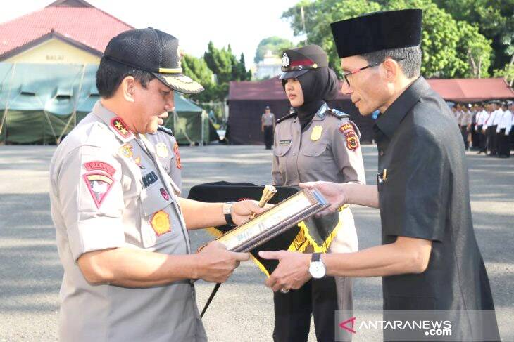 Kapolda Jambi Berikan Penghargaan Kepada Ketua DPRD Batanghari
