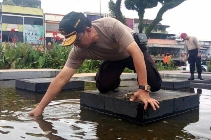 Kapolda Jambi Bersihkan Sampah Di Tugu Juang