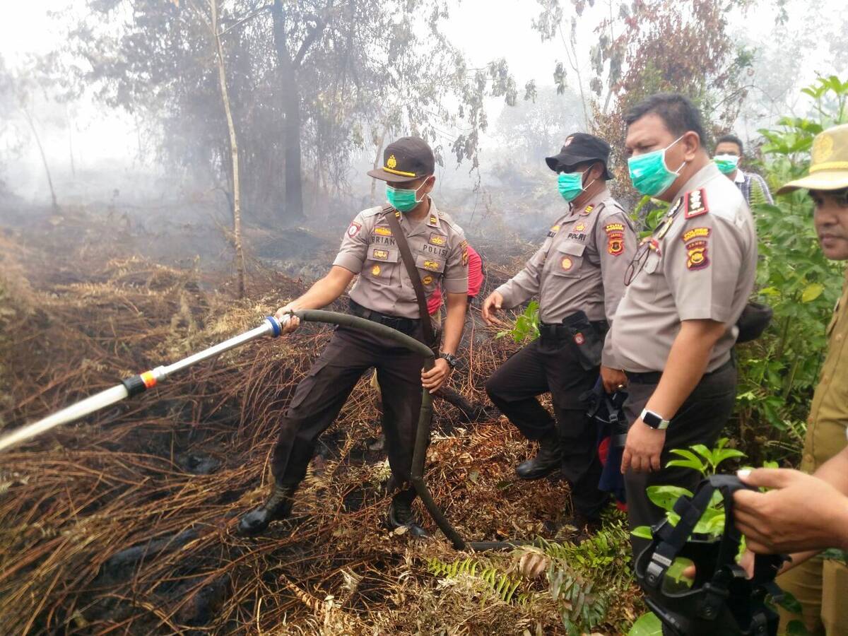 Kebakaran Lahan Kapolres Ikut Padamkan Api