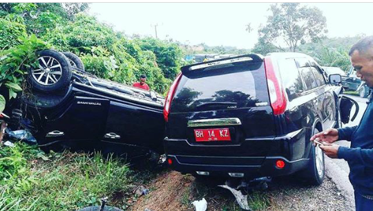 Kecelakaan Beruntun Menimpa Mobil Dinas Bupati Bungo
